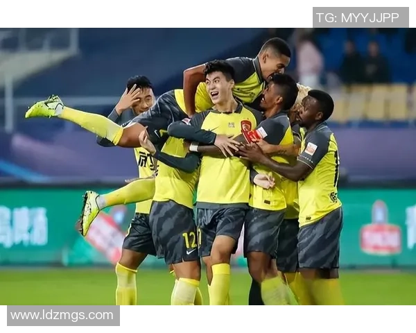 足球明星欢庆新春贺岁照片集锦展现球场外的温馨与团圆