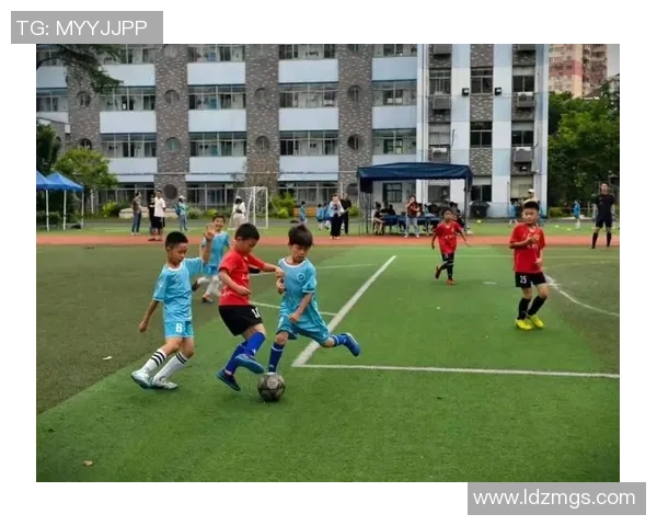 足球明星课堂上悠闲吃零食引发热议学习与休闲如何平衡