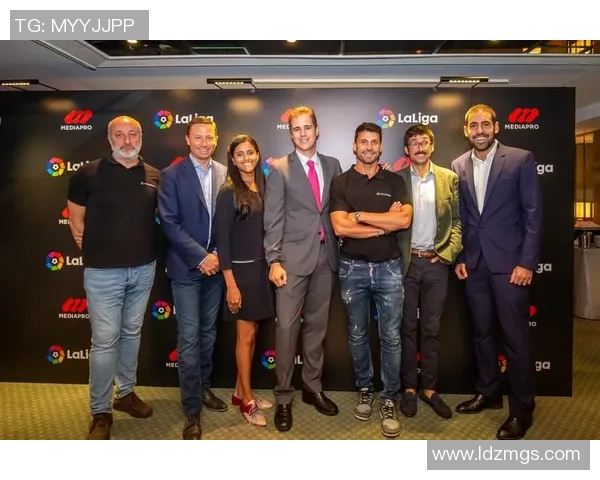 探索足球服细节设计背后的科技与美学结合之道