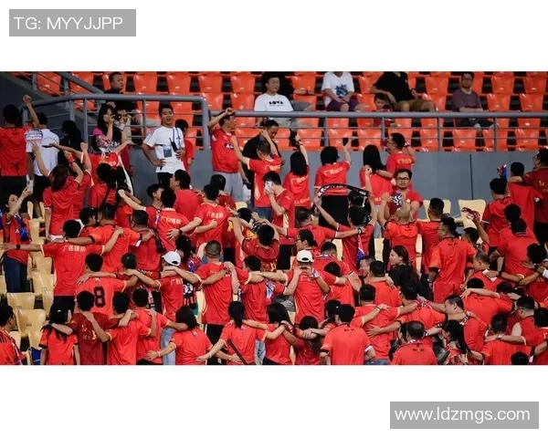 武汉篮球队团队协作引发热议球迷对战术配合和球员表现展开激烈讨论